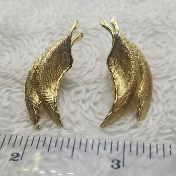 Vintage Giovanni Double Leaf Gold Clip Earrings - Picture 3 of 5
